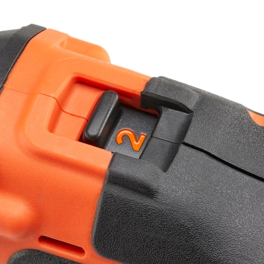 Close-up foto van BLACKDECKER boormachine snelheidskeuzeschakelaar, oranje en zwart, KFBCD701D1K.