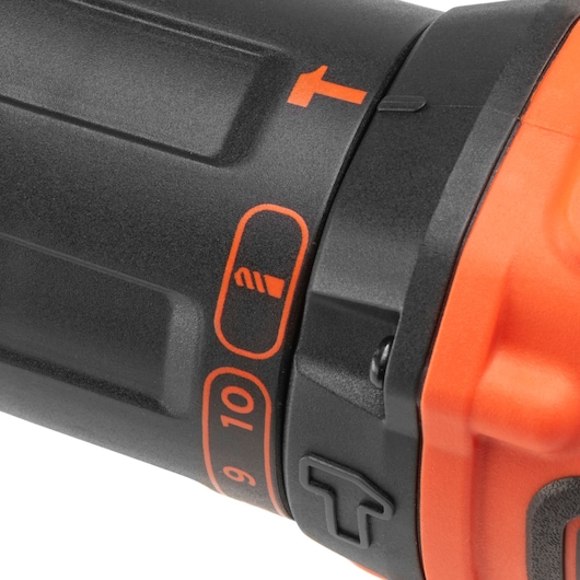 Close-upfoto van BLACKDECKER KFBCD701D1K zwart-oranje boormachine met koppelinstellingen en draaiknop.
