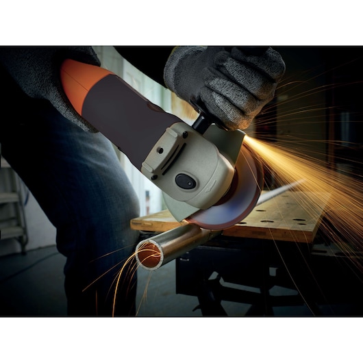 BLACKDECKER KG1202K haakse slijper snijdt een metalen buis, vonken, close-up fotografie.