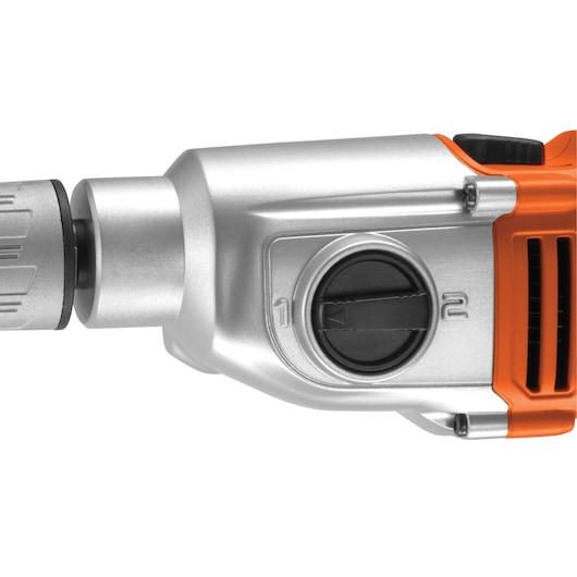 BLACKDECKER KR1102K perceuse gros plan, vue latérale du corps orange métallique avec sélecteur de mode, fond blanc.