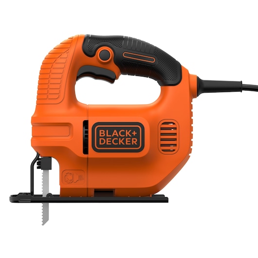 BLACK+DECKER KS501 oranje snoerdecoupeerzaag zijaanzicht op witte achtergrond, ergonomische handgreep en zichtbaar blad.