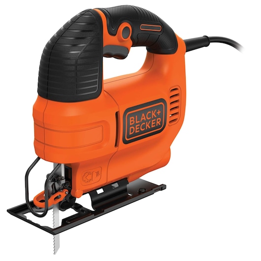 Een elektrische decoupeerzaag van BLACK+DECKER in oranje en zwart, met een comfortabele handgreep en een metalen voetplaat, waarbij het zaagblad aan de onderkant zichtbaar is.