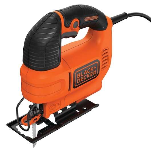 BLACKDECKER KS701E snoerdecoupeerzaag, oranje en zwart, zijaanzicht op witte achtergrond.
