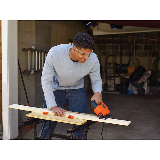 BLACKDECKER KS701E decoupeerzaag voor het zagen van houten plank in werkplaats, productfotografie.