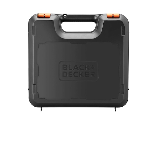 Foto van de zwarte kunststof koffer BLACK+DECKER KS701PEK met oranje sluitingen, vooraanzicht, op witte achtergrond.