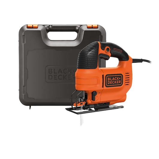 BLACK+DECKER oranje en zwarte elektrische decoupeerzaag geplaatst voor een zwarte draagkoffer.
