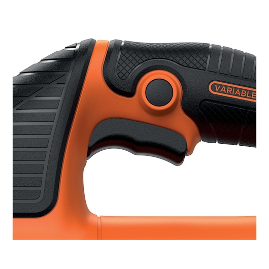 Close-up foto van BLACK+DECKER KS701PEK decoupeerzaag handvat, zwart-oranje structuur en variabele snelheidsknop.