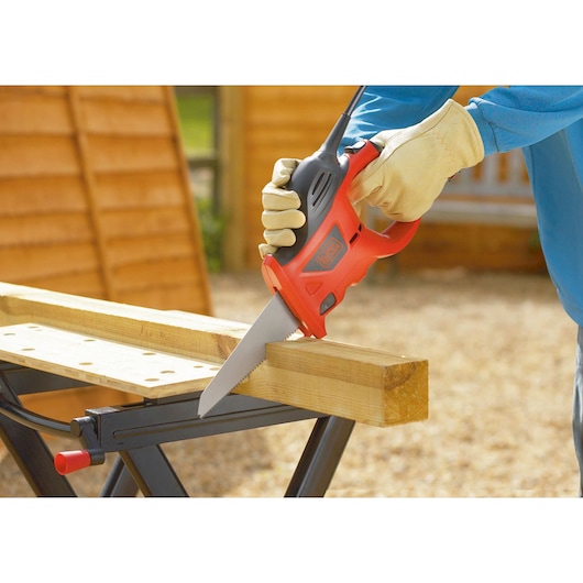 BLACKDECKER KS880EC scie électrique orange et noire coupant du bois, vue latérale.