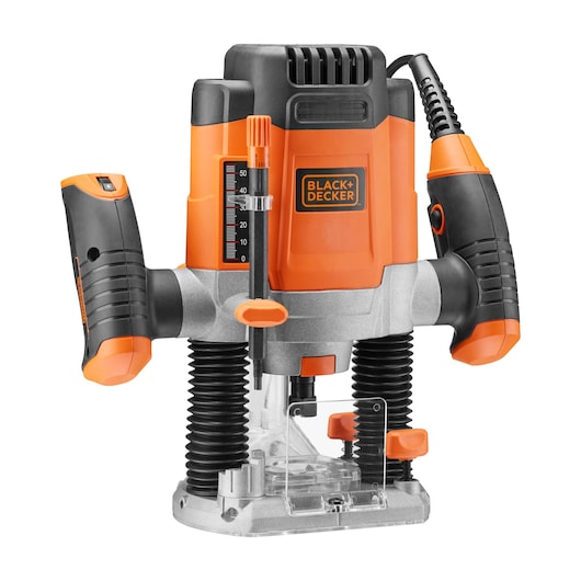 Een BLACK+DECKER KW1200EKA bovenfrees, met een oranje en zwart ontwerp, ergonomische handgrepen en een transparante basis voor nauwkeurig houtbewerken.