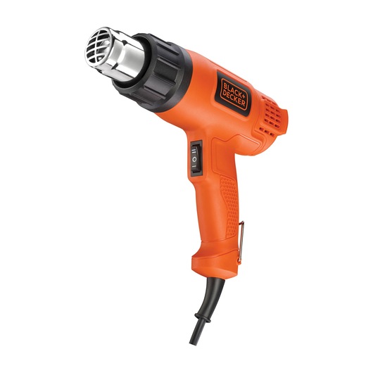 Een oranje BLACK+DECKER heteluchtpistool met zwart handvat, zichtbare aan/uit-schakelaar en een metalen mondstuk aan de voorkant, getoond op een witte achtergrond.