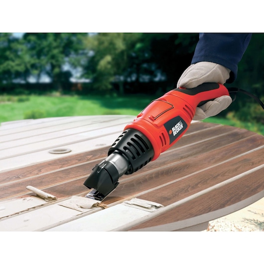 BLACKDECKER KX1692 heteluchtpistool verwijdert verf van houten tafel buiten.