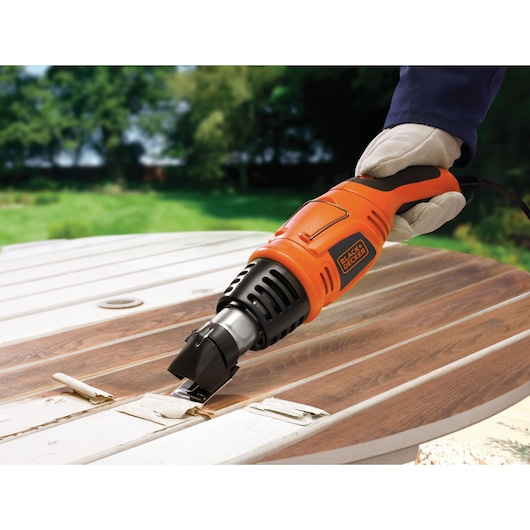 BLACKDECKER KX1693 heteluchtpistool gebruikt voor verf verwijderen op hout buitenshuis.