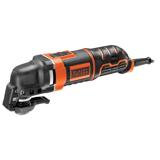 Een BLACK+DECKER MT300KA oscillerend multitool met een zwart en oranje ontwerp, weergegeven op een witte achtergrond. Dit elektrische gereedschap wordt gebruikt voor verschillende kluswerkzaamheden, zoals schuren, zagen en schrapen.