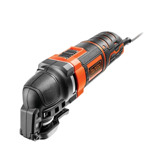 Een BLACK+DECKER MT300KA multitool met een snoer. Het gereedschap heeft een zwarte en oranje uitstraling en is afgebeeld op een witte achtergrond.