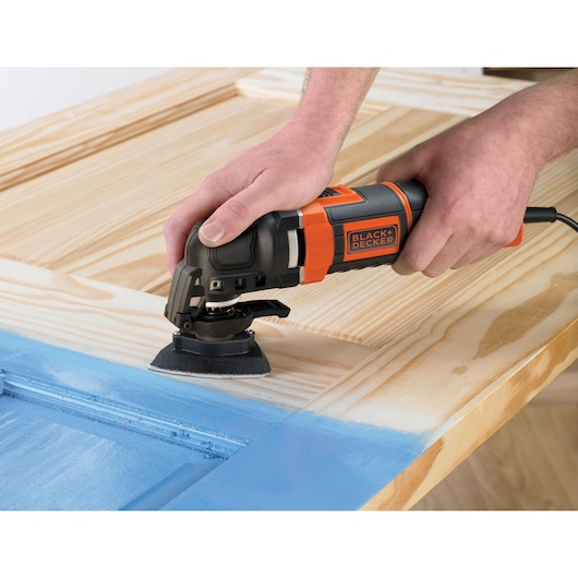 BLACK+DECKER MT300KA multitool schuren hout, handheld zicht, oranje-zwart ontwerp.