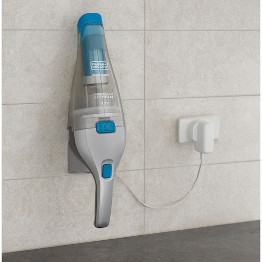 BLACKDECKER NVC215WA snoerloze handstofzuiger aan de muur gemonteerd, opladend met adapter, neutrale tegelachtergrond.