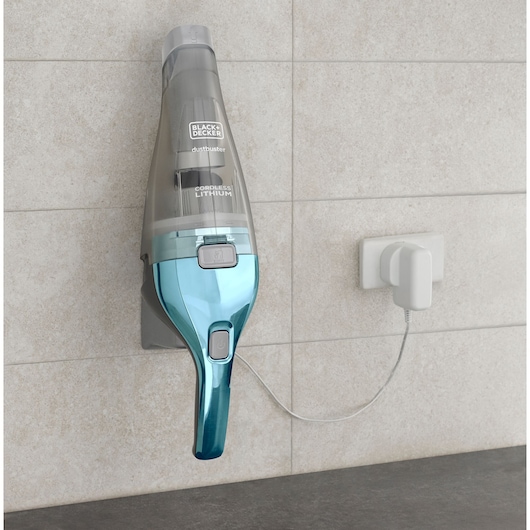 BLACK+DECKER NVC220WBC handstofzuiger met blauwe handgreep op wandlader, vooraanzicht.