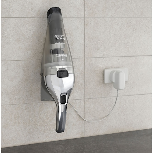 Foto van de BLACK+DECKER NVC220WC draadloze handstofzuiger op wandlader, zijaanzicht.