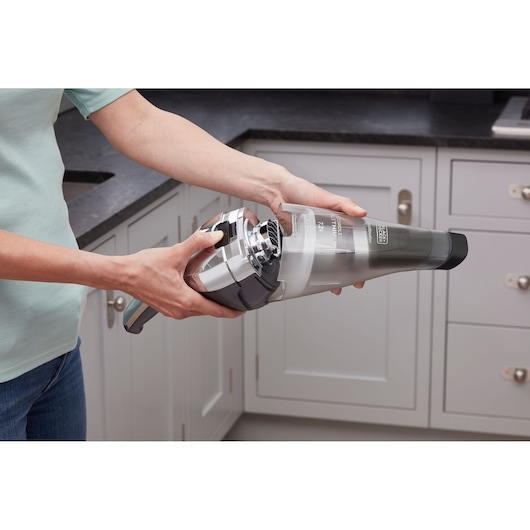Foto van BLACK+DECKER NVC220WC handstofzuiger in een keuken.