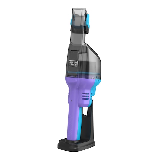BLACK+DECKER NVD220BP handstofzuiger in paars en blauw, zijaanzicht, op oplaadbasis, witte achtergrond.