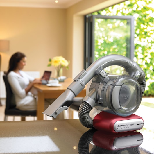Aspirateur BLACKDECKER PD1020L dustbuster flexi sur comptoir dans une maison moderne.