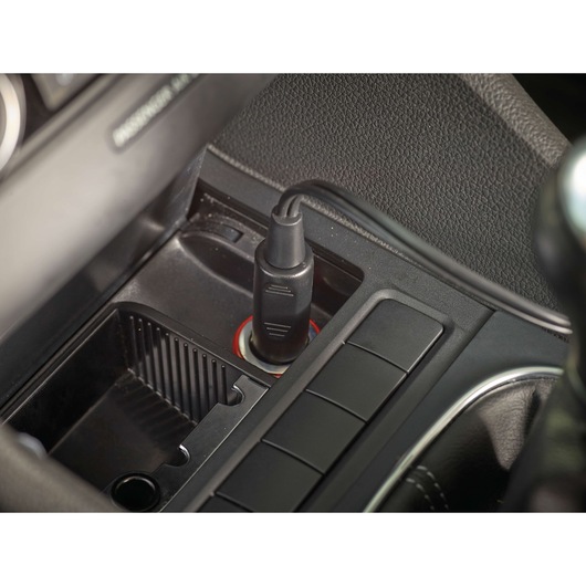 BLACK+DECKER PD1200AV autoadapter aangesloten op een voertuig stopcontact, close-up hoek.
