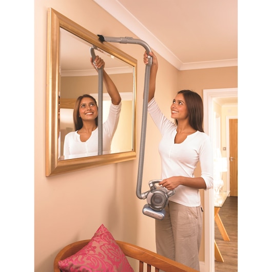 BLACKDECKER PD1420LP handstofzuiger met lange slang reinigt spiegelrand in huiselijke omgeving