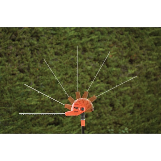 BLACKDECKER PH5551 heggenschaar met verstelbare mesposities in een buitenomgeving.