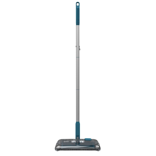 Un balai électrique BLACK+DECKER avec une longue poignée et une tête de nettoyage rectangulaire, présenté sur un fond blanc.