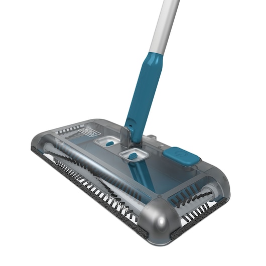 Vue rapprochée d’un balai électrique BLACK+DECKER avec manche bleu et gris. La tête du balai possède des brosses rotatives et un couvercle transparent, conçu pour nettoyer les sols.