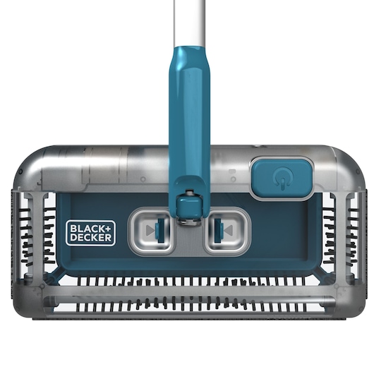 Vue rapprochée de la tête de nettoyage d'un balai électrique BLACK+DECKER, au design rectangulaire, couleurs bleu et argent, bords avec des brosses et un bouton d'alimentation visible.