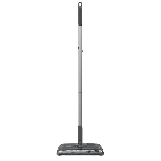 Un balai électrique sans fil BLACK+DECKER avec un manche long et fin et une base de nettoyage rectangulaire, présenté debout sur un fond blanc.