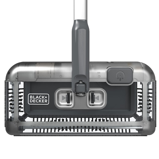 Vue de face d'un balai pour sol BLACK+DECKER avec une tête de nettoyage rectangulaire, des poils visibles sur les côtés et le bas, et un bouton d'alimentation situé en haut à droite.