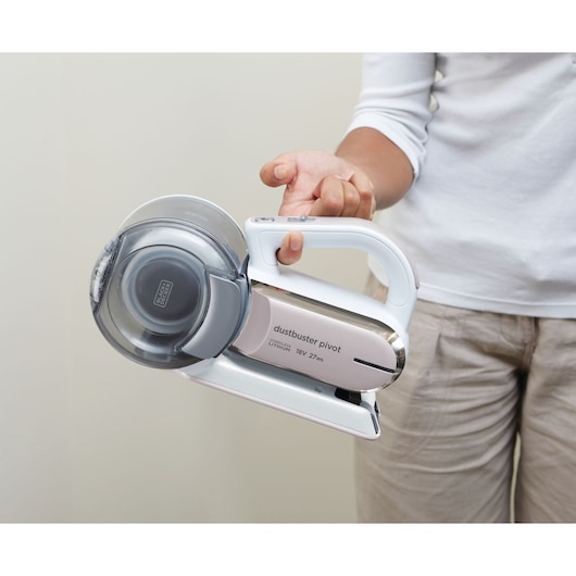 Photo de l'aspirateur à main sans fil BLACK+DECKER PV1820LRGP, blanc et gris, tenu à la main, vue latérale.