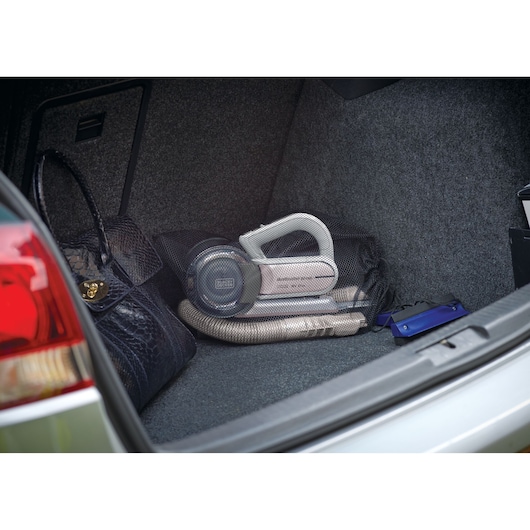 Aspirateur à main BLACKDECKER PV1820LRGP dans le coffre avec tuyau et sac de transport.