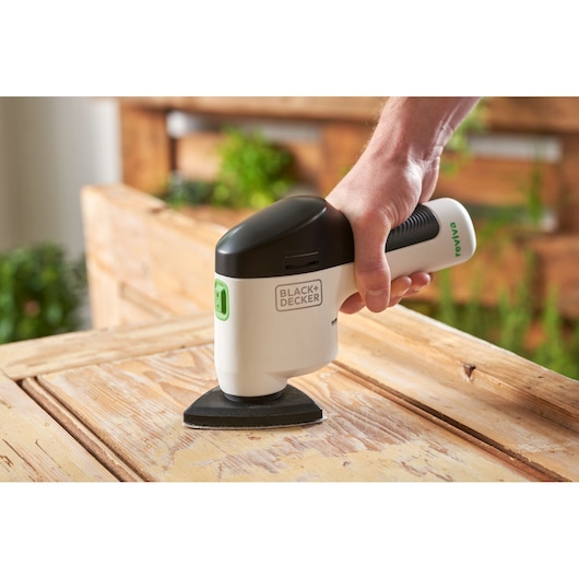 BLACKDECKER REVDS12C ponceuse de détail utilisée sur une surface en bois, angle rapproché.
