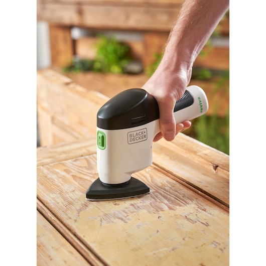 BLACKDECKER REVDS12C ponceuse de détail utilisée sur une surface en bois, vue rapprochée.