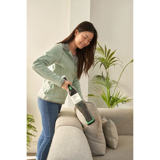 BLACKDECKER REVHV8C handstofzuiger reinigt bankkussens in woonkamer