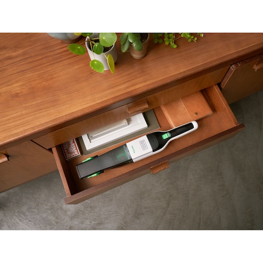 BLACKDECKER REVHV8C handstofzuiger in houten lade, wit en groen ontwerp, bovenaanzicht.