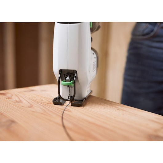 BLACKDECKER REVJ12C draadloze decoupeerzaag zaagt hout close-up, fotografie zijaanzicht.