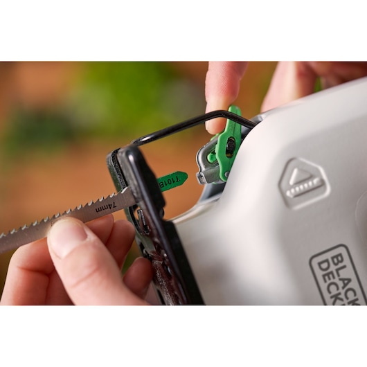 Foto van BLACK+DECKER REVJ12C decoupeerzaag close-up, met het inzetten van het zaagblad.