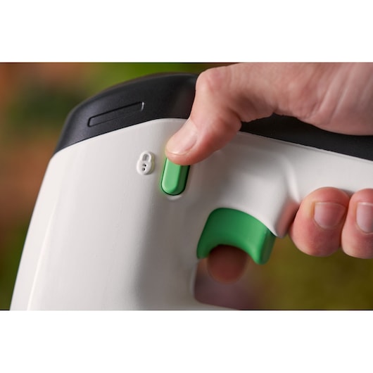 Close-upfoto van BLACKDECKER REVJ12C handgreep, wit met groene knoppen en trekker bediend met de hand.