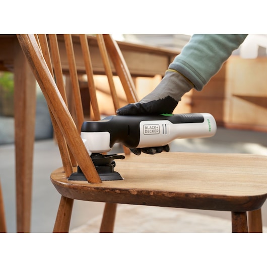 BLACK+DECKER REVOS12C multitool gebruikt op houten stoel, fotografie categorie