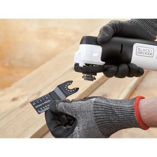 Close-up foto van de BLACK+DECKER REVOS12C oscillerend gereedschap met zaagblad voor hout en metaal.