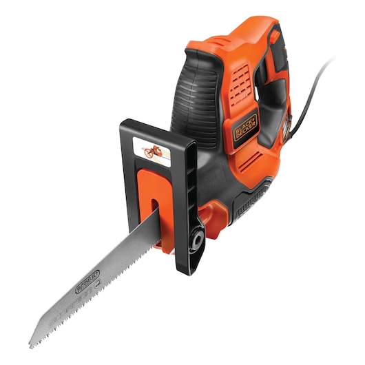 Een elektrische reciprozaag van BLACK+DECKER met een oranje en zwarte handgreep en een gemonteerde zilveren zaagblad.