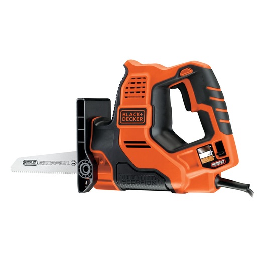 Elektrische oranje-zwarte reciprozaag met handgreep en zaagblad, van het merk BLACK+DECKER, ontworpen voor veelzijdige zaagklussen.