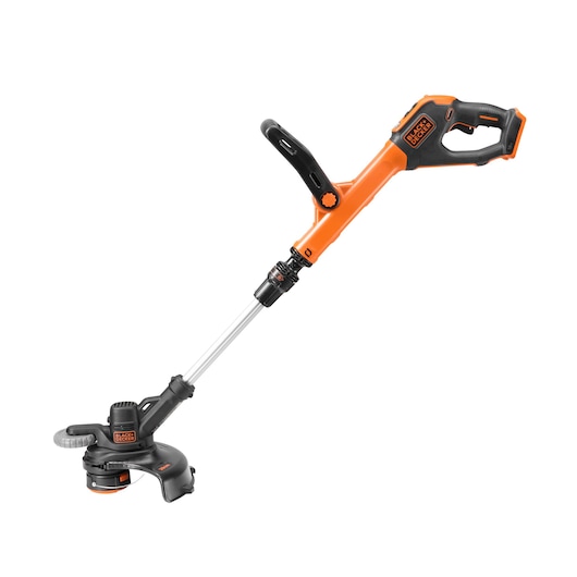 Een draadloze grastrimmer van BLACK+DECKER met een oranje en zwart ontwerp, voorzien van een verstelbare handgreep en een snijkop voor het trimmen van gras en randen.