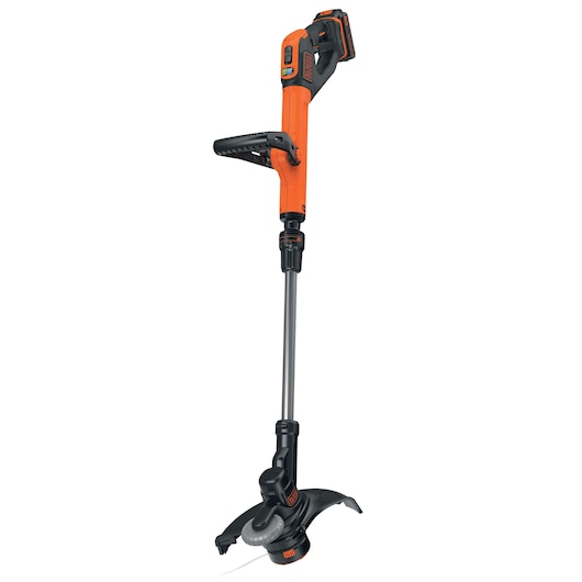 Un coupe-herbe sans fil BLACK+DECKER, modèle STC1820PC, au design orange et noir, avec poignée ergonomique et tige réglable, présenté sur fond blanc.