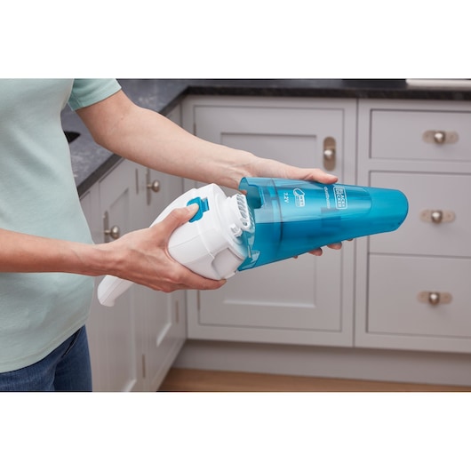 BLACKDECKER WDC115WA handstofzuiger met blauwe stofcontainer in een keuken.