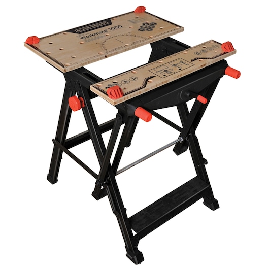 Een BLACK+DECKER Workmate 1000 draagbare werkbank met een houten bovenblad, zwart metalen frame en rode verstelknoppen. Het werkblad heeft meetgeleiders en klemgaten.